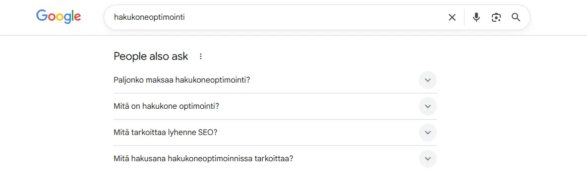 Google People Also Ask hakukoneoptimointi-haulla: Paljonko maksaa hakukoneoptimointi, Mitä on hakukone optimointi, Mitä tarkoittaa lyhenne SEO